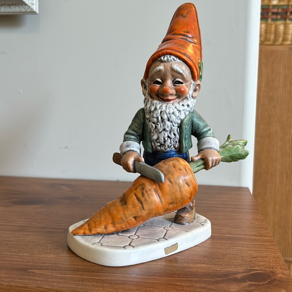 Goebel: Robby the Vegetarian—Well 501 Vintage Gnome w/Carrot. 1970.